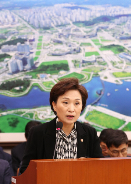 김현미 국토교통부 장관이 28일 오전 국회에서 열린 국토교통위원회 전체회의에서 제안설명을 하고 있다.<연합뉴스>